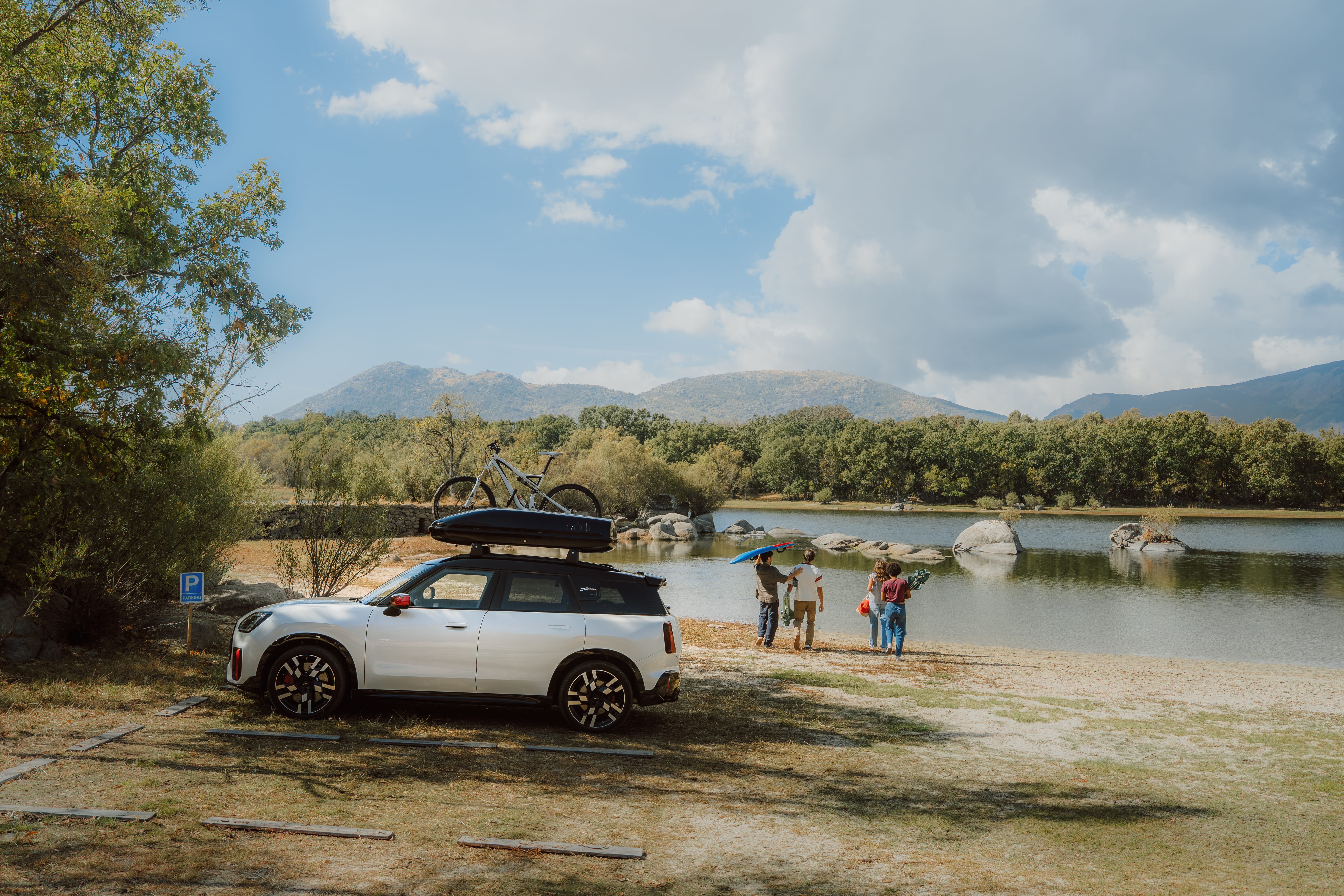 Primer plano de la pantalla táctil del MINI que muestra la información actual del control de presión de neumáticos.